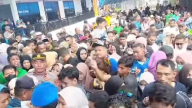 Puncak Arus Balik, Penumpang di Pelabuhan Nusantara Raha Membludak hingga Berdesakan