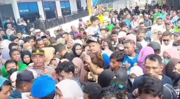 Puncak Arus Balik, Penumpang di Pelabuhan Nusantara Raha Membludak hingga Berdesakan