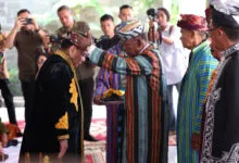 Lembaga Adat Buteng Beri Gelar Kolakino Liwu Pancana ke Pj Gubernur Sultra