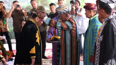 Lembaga Adat Buteng Beri Gelar Kolakino Liwu Pancana ke Pj Gubernur Sultra