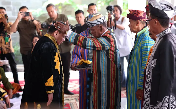 Lembaga Adat Buteng Beri Gelar Kolakino Liwu Pancana ke Pj Gubernur Sultra