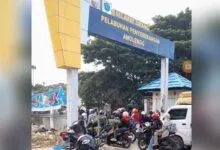 Arus Mudik H-3 Lebaran di Pelabuhan Amolengo, Antrean Kendaraan hingga ke Jalan Raya