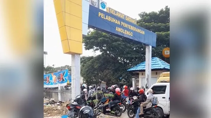 Arus Mudik H-3 Lebaran di Pelabuhan Amolengo, Antrean Kendaraan hingga ke Jalan Raya