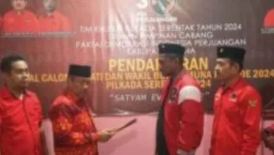 Bachrun Labuta Serahkan Formulir Pendaftaran Balon Bupati ke PDIP Muna, Jadi Pendaftar Pertama