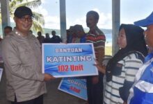 Pemda Buton Serahkan Bantuan Sarana Perikanan Kepada Nelayan Buton