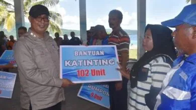Pemda Buton Serahkan Bantuan Sarana Perikanan Kepada Nelayan Buton