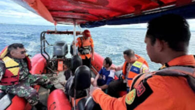 Tim SAR Baubau dan Bhabinkamtibmas Sulaa Evakuasi ODGJ di Tengah Laut