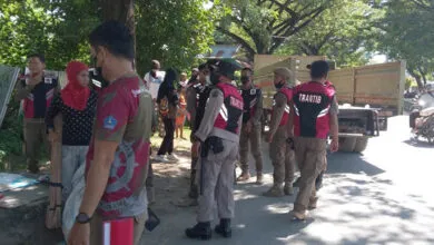 Dinsos dan Satpol- PP Kendari Tertibkan Pedagang Asongan di Lampu Merah