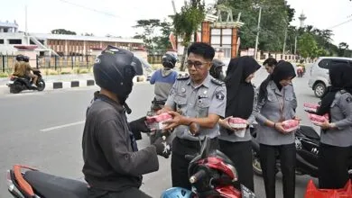 Meriahkan Kegiatan HBP Ke-60, Divisi PAS Kanwil Kemenkumham Sultra Bagikan Takjil Gratis