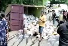 Tak Kuat Nanjak, Truk Bermuatan Air Mineral Terbalik di Tanjakan Tamborasi