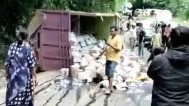 Tak Kuat Nanjak, Truk Bermuatan Air Mineral Terbalik di Tanjakan Tamborasi