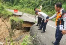 Hujan Deras, Jalan Poros Konawe–Konut di Kelurahan Meluhu Longsor