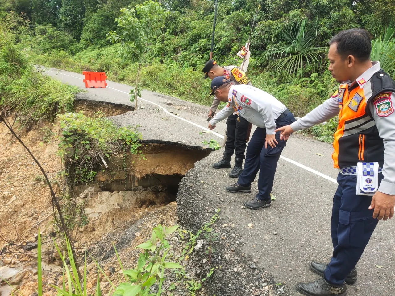 Hujan Deras, Jalan Poros Konawe–Konut di Kelurahan Meluhu Longsor