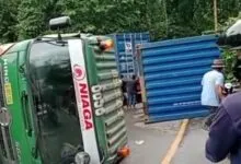 Kontainer Bermuatan Beras di Sampara Konawe Hilang Kendali dan Terbalik