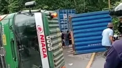 Kontainer Bermuatan Beras di Sampara Konawe Hilang Kendali dan Terbalik
