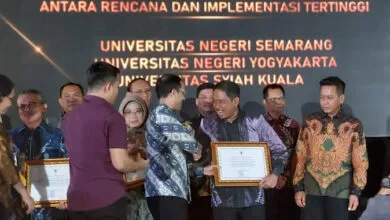 Kepala LLDIKTI Wilayah IX Terima Penghargaan, STMIK Bina Bangsa Kendari: Motivasi Tingkatkan Mutu Pendidikan
