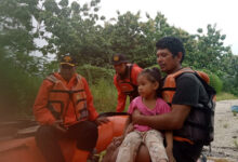 Ayah dan Anak Warga Konawe Utara Terjebak Banjir saat Berada di Kebun, Dievakuasi Tim SAR