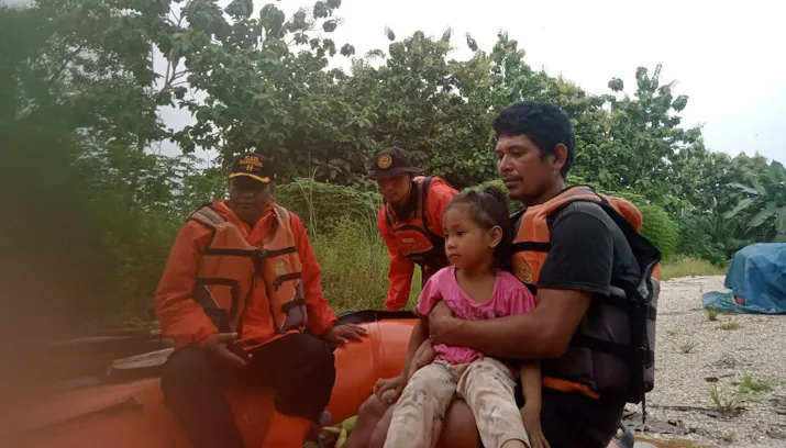 Ayah dan Anak Warga Konawe Utara Terjebak Banjir saat Berada di Kebun, Dievakuasi Tim SAR