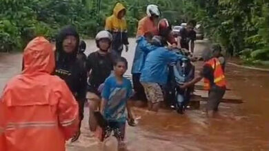 Jalan Trans Sulawesi di Konut Lumpuh Terendam Banjir, Warga Siapkan Jasa Pincara