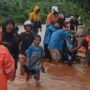 Jalan Trans Sulawesi di Konut Lumpuh Terendam Banjir, Warga Siapkan Jasa Pincara