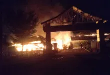 Rumah Makan Kampung Pantai Hangus di Lalap si Jago Merah
