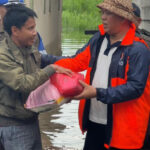 Warganya Terkena Dampak Banjir, Bupati Konut Turun Langsung Serahkan Bantuan