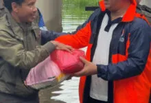 Warganya Terkena Dampak Banjir, Bupati Konut Turun Langsung Serahkan Bantuan