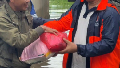 Warganya Terkena Dampak Banjir, Bupati Konut Turun Langsung Serahkan Bantuan