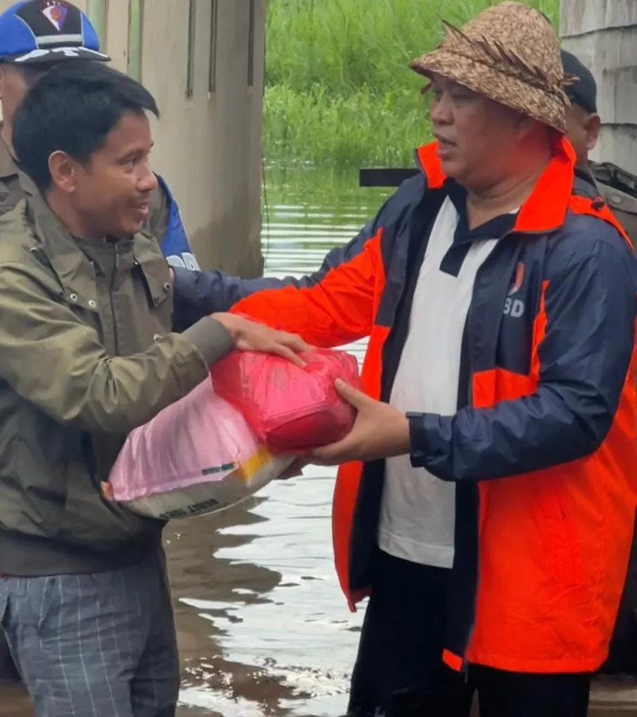 Warganya Terkena Dampak Banjir, Bupati Konut Turun Langsung Serahkan Bantuan