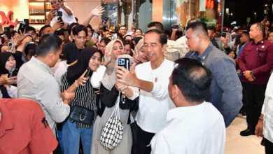 Presiden Jokowi Sapa Warga Kendari dan Santap Nasi Goreng di Pusat Perbelanjaan