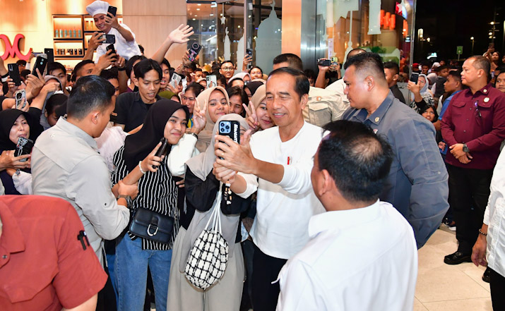 Presiden Jokowi Sapa Warga Kendari dan Santap Nasi Goreng di Pusat Perbelanjaan