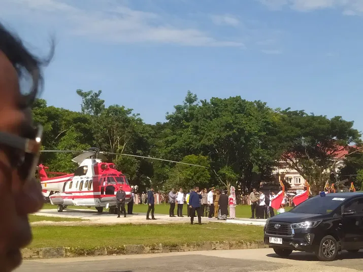 Presiden Jokowi Tiba di Raha Muna, Disambut Antusiasme Warga