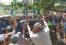 Momen Presiden Jokowi Bagi-Bagi Kaos saat Kunjungan di Muna