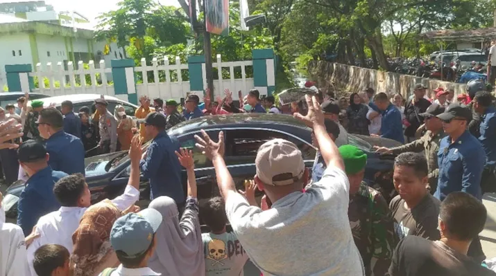 Momen Presiden Jokowi Bagi-Bagi Kaos saat Kunjungan di Muna