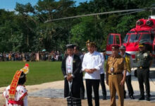 Presiden Jokowi Tiba di Raha, Disambut Tari Linda hingga Dipasangkan Kampurui Khas Muna
