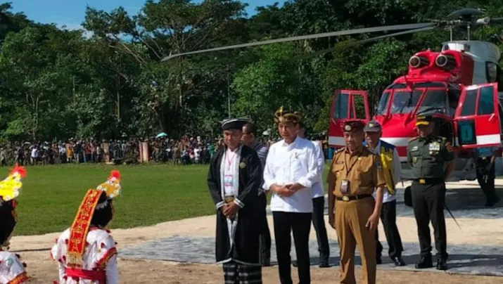 Presiden Jokowi Tiba di Raha, Disambut Tari Linda hingga Dipasangkan Kampurui Khas Muna