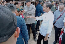 Jokowi Bagi-Bagi Amplop dan Sembako di Pasar Kambaara Mubar