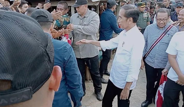 Jokowi Bagi-Bagi Amplop dan Sembako di Pasar Kambaara Mubar