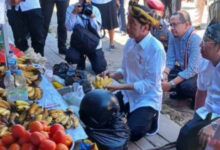 Momen Presiden Jokowi Membeli Pisang dan Mencicipinya di Pasar Laino Raha