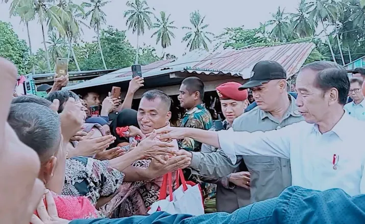 Presiden Jokowi Beli Cabai di Pasar Kambaara Mubar Satu Kilogram Rp150 Ribu
