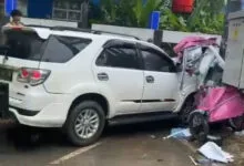Lakalantas Terjadi di Depan RS Bahteramas, Fortuner Tabrak Stan Pedagang Kaki Lima