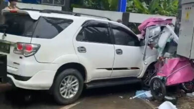 Lakalantas Terjadi di Depan RS Bahteramas, Fortuner Tabrak Stan Pedagang Kaki Lima