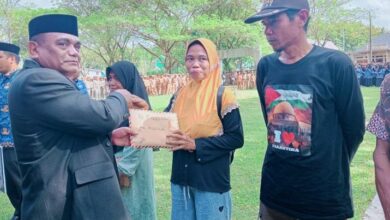 Pemkab Mubar Serahkan Bantuan kepada Korban Angin Puting Beliung dan Kebakaran Rumah