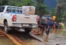 Jalan Trans Sulawesi Konut-Morowali Masih Tergenang Air, Kendaraan Diangkut Menggunakan Rakit