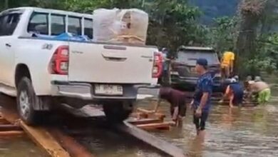 Jalan Trans Sulawesi Konut-Morowali Masih Tergenang Air, Kendaraan Diangkut Menggunakan Rakit