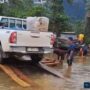 Jalan Trans Sulawesi Konut-Morowali Masih Tergenang Air, Kendaraan Diangkut Menggunakan Rakit