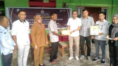 KPU Konawe Selatan Serahkan Santunan Kematian Ahli Waris Badan Adhoc Pemilu
