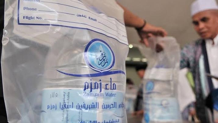 Jemaah Haji Dilarang Bawa Pulang Air Zamzam Melebihi Ketentuan