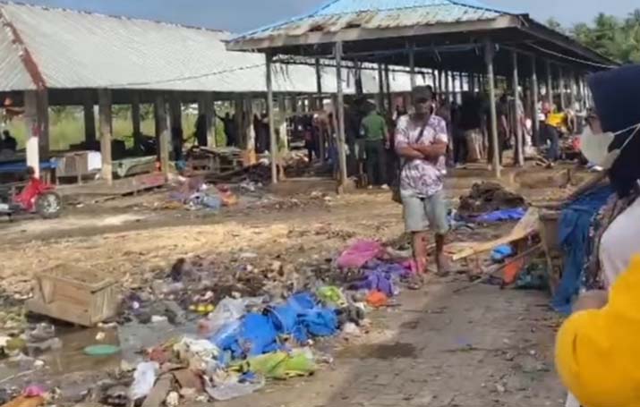 Jelang Kedatangan Presiden di Muna, Tumpukan Sampah di Pasar Laino Mulai Dibersihkan