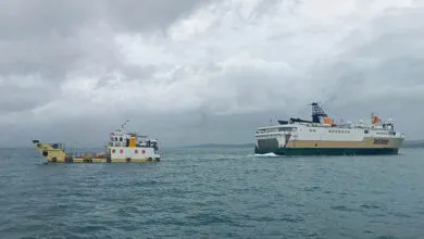Kapal Jetliner yang Sempat Kandas di Perairan Raha Berhasil Sandar di Pelabuhan